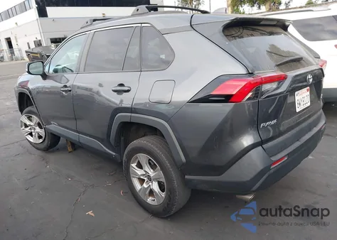 2021 Toyota Rav4 Xle z USA, uszkodzony, nr VIN 2T3W1RFVXMC136069
